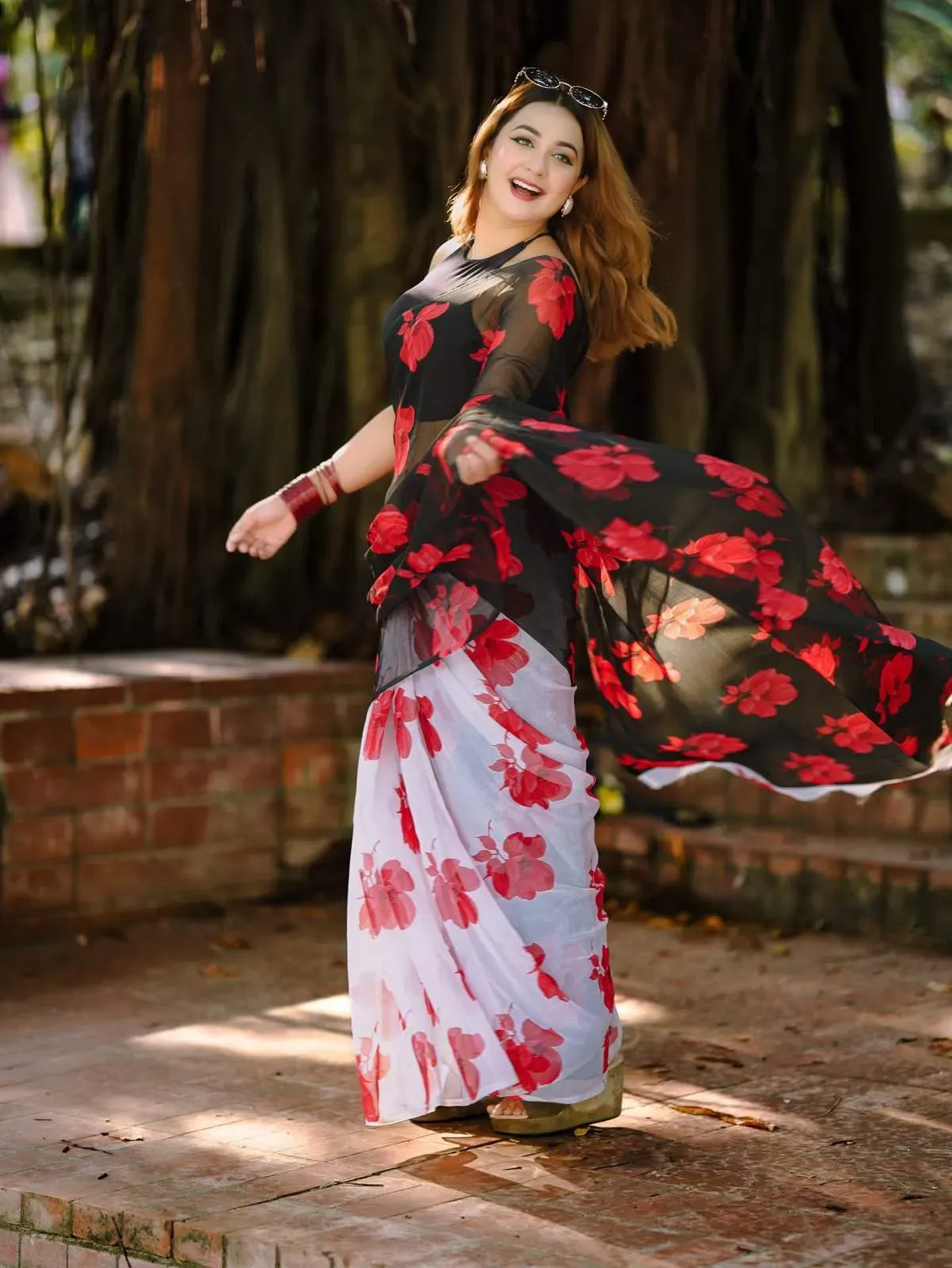 Black and white semi Moslin silk Floral Print Saree | P00100